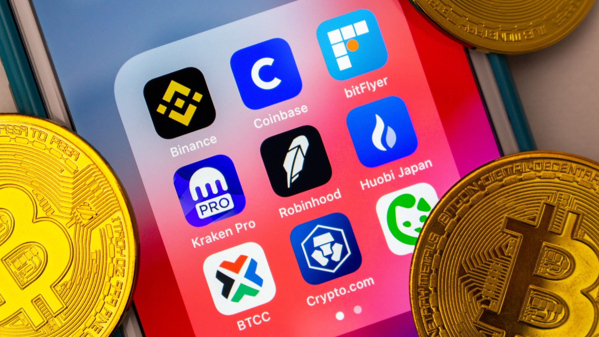 Tela-de-celular-com-aplicativos-de-corretoras-de-criptomoedas-e-Bitcoin-na-frente-